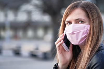 Bild vergrern: Frau trgt Mund-Nasen-Maske