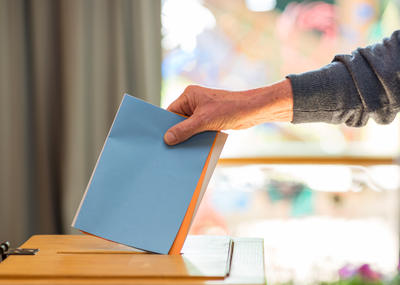 Stimmzettelabgabe in Wahlurne